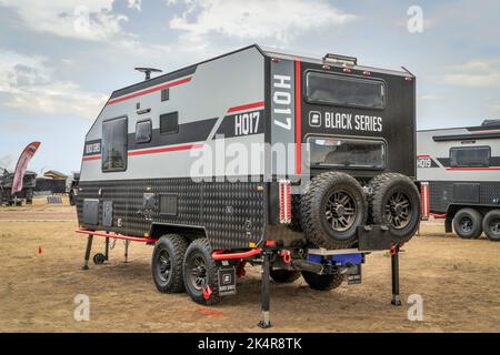 Loveland, CO, USA - 26. August 2022: Black Series HQ17 Heavy Duty, Offroad Camper Trailer. Stockfoto