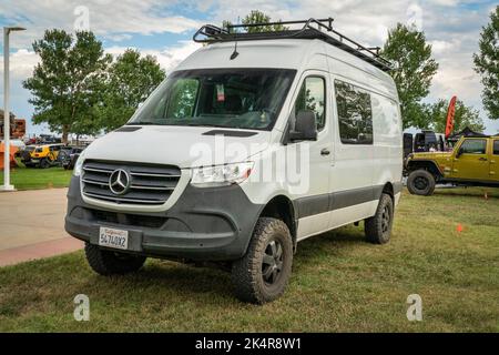 Loveland, CO, USA - 26. August 2022: Mercedes Sprinter 4x4 Wohnmobil mit Dachgepäckträger. Stockfoto