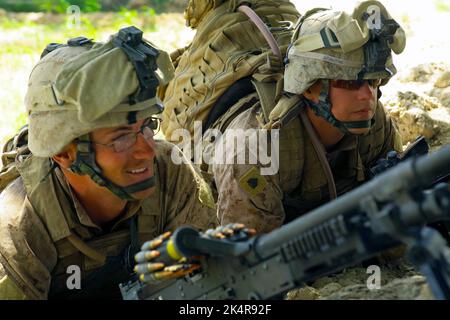 PROVINZ HELMAND, AFGHANISTAN - 27. Juli 2009 - US-Marineinfanteriekorps Lance CPL. Raymond Brabau, links, und Sgt. Jared Hansen mit Fox Company, Bataillon 2. Stockfoto