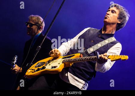 Boston, MA, USA. 3. Oktober 2022. James Doviak und Johnny Marr treten am 3. Oktober 2022 im TD Garden in Boston, Massachusetts, auf. Kredit: Katy Rogers/Media Punch/Alamy Live Nachrichten Stockfoto