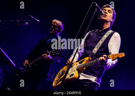 Boston, MA, USA. 3. Oktober 2022. James Doviak und Johnny Marr treten am 3. Oktober 2022 im TD Garden in Boston, Massachusetts, auf. Kredit: Katy Rogers/Media Punch/Alamy Live Nachrichten Stockfoto