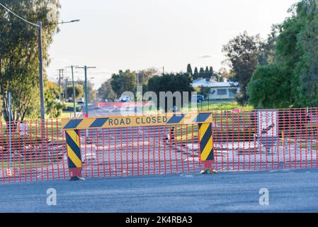 18. September 2022 Narrabri, NSW, Australien: Ein Panoramabild der Violet Street Brücke über den Namoi Creek in Narrabri, bedeckt mit Schlamm und Bäumen, die vor kurzem von einer Flut angekeilt wurden und jetzt mit ihren weißen Zäunen, die zur Vorbereitung auf die nächste Überschwemmung abgesenkt wurden. Am nächsten Morgen war die Brücke mit Wasser bedeckt und völlig unpassierbar. Credit, Stephen Dwyer, Alamy Stockfoto