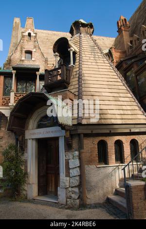 ROMA, ITALIEN - 1. OKTOBER 2022: Blick auf das Eulen-Haus, das Casina delle Civette genannt wird, das 1840 von Giuseppe Jappelli in der Villa Torlonia erbaut wurde, Stockfoto