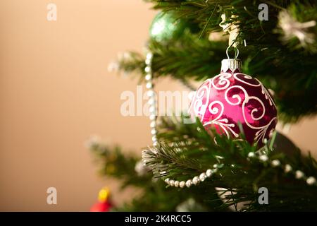 Dekoration des Weihnachtsbaums für Feiertage, Zapfen, Kugeln, Girlanden, Perlen. Vorderansicht. Stockfoto