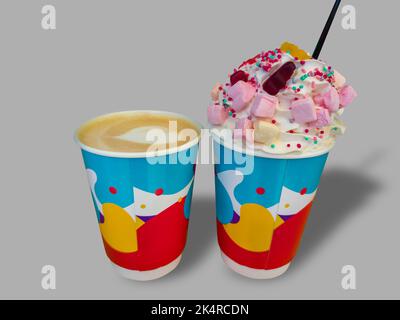 Zwei Pappbecher mit Kaffee auf grauem Hintergrund Stockfoto
