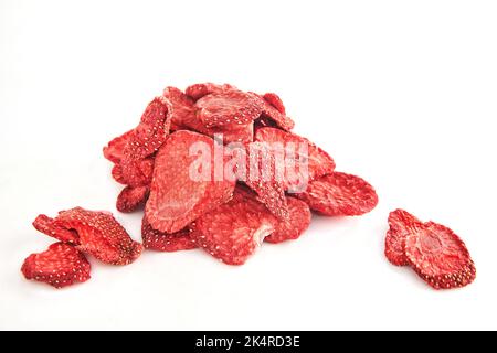Erdbeerchips in Folie gestapelt, isoliert auf weißem Hintergrund Stockfoto