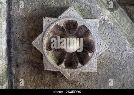 Geschnitzte Decke des Mahadeva Tempels, (Tambdi Surla) ein 12.-Jahrhundert Shaivite Tempel im Kadamba-Stil aus Basalt gebaut. Nahe Bhagwan Mahaveer Wil Stockfoto