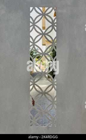 Metallgrill am Eingangstor zum Innenhof Stockfoto
