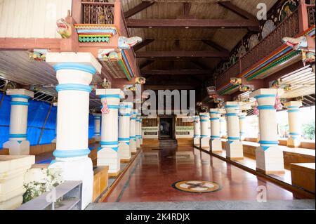 Shri Lakshminarasimha Mandir und Pushkarni. Es wird angenommen, dass Gottheiten in den Tempeln von Veling um das 16.. Jahrhundert gebracht wurden, um die s zu bewahren Stockfoto