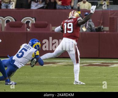 Santa Clara, Usa. 03. Oktober 2022. Der 49ers-Meter-Empfänger Deebo Samuel (19) aus San Francisco zieht seinen Fuß aus dem Griff der Los Angeles Rams-Eckbank Jalen Ramsey (5) auf dem Weg zu einem 57-Meter-TD mit einem Pass vom Quarterback Jimmy Garoppolo im zweiten Viertel im Levi's Stadium in Santa Clara, Kalifornien, am Montag, 3. Oktober 2022. Die 49ers besiegten die Rams 24-9. Foto von Terry Schmitt/UPI Credit: UPI/Alamy Live News Stockfoto