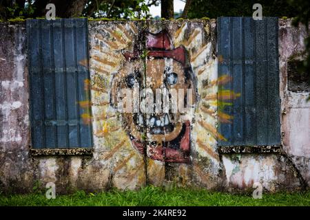 Wandmalerei auf einem alten Gebäude in der Stadt Gamboa, Provinz Colon, Republik Panama, Mittelamerika. Stockfoto