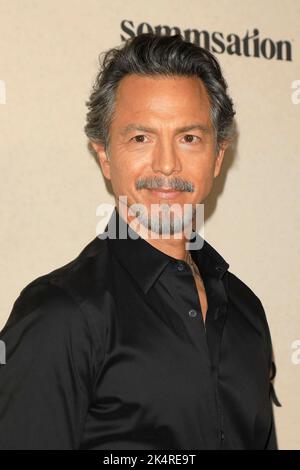 LOS ANGELES - SEP 28: Benjamin Bratt bei der US-Premiere „Dead for A Dollar“ bei der Directors Guild of America am 28. September 2022 in Los Angeles, CA Stockfoto