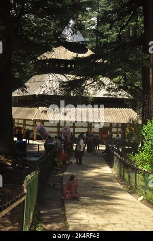 Manali, Himachal Pradesh, Indien - 07 16 2022: Schöne Aussicht auf den Hadimba Devi Tempel zwischen Zedernbäumen Stockfoto