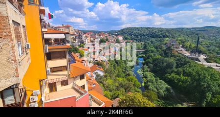 Veliko Tarnovo, Bulgarien - 17. August 2022: Panorama-Übersicht mit der Stadt Veliko Tarnovo in Bulgarien an einem sonnigen Sommertag. Stockfoto