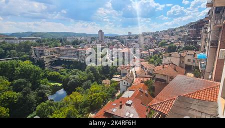 Veliko Tarnovo, Bulgarien - 17. August 2022: Panorama-Übersicht mit der Stadt Veliko Tarnovo in Bulgarien an einem sonnigen Sommertag. Stockfoto