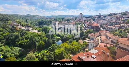 Veliko Tarnovo, Bulgarien - 17. August 2022: Panorama-Übersicht mit der Stadt Veliko Tarnovo in Bulgarien an einem sonnigen Sommertag. Stockfoto