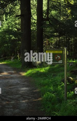 Schadet den Pflanzen nicht an der Schildertafel im Van Vihar Nationalpark in Manali, Himachal Pradesh, Indien Stockfoto