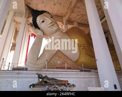 Der Gesichtsausdruck des Bildes Phra Phuttha Hattha Mongkhon im Wat hat Yai Nai ähnelt dem liegenden Buddha im Wat Pho in Bangkok Stockfoto