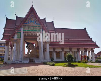 Blick auf den Hauptpavillon im Wat Hai Yai Nai, Thailand, mit der 35m langen Phra Phuttha Hattha Mongkhon, dem 3. größten liegenden Buddha-Bild der Welt Stockfoto