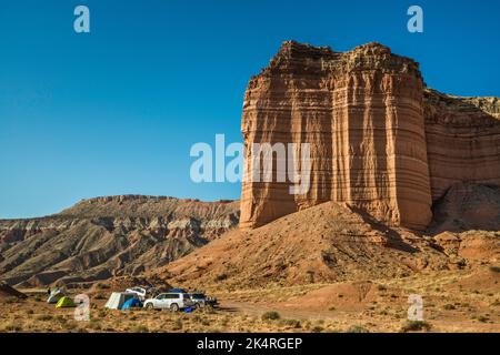 Enrada Sandstein geriffelte Klippe, Camper an der Cathedral Valley Road, Middle Desert, in der Nähe des Capitol Reef National Park, Utah, USA Stockfoto