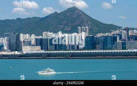 Kai Tak Cruise Terminal ist ein Kreuzfahrtterminal auf der ehemaligen Landebahn des Kai Tak Airport in Hongkong. Stockfoto