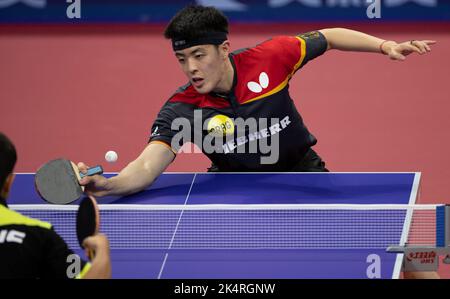 CHENGDU, CHINA - 3. OKTOBER 2022 - Qiu Dang aus Deutschland tritt beim Manns-Gruppenspiel zwischen Deutschland gegen Schukrok Iskandarov aus Usbekistan an Stockfoto