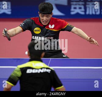 CHENGDU, CHINA - 3. OKTOBER 2022 - Qiu Dang aus Deutschland tritt beim Manns-Gruppenspiel zwischen Deutschland gegen Schukrok Iskandarov aus Usbekistan an Stockfoto