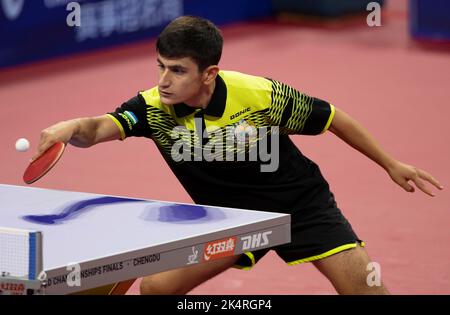 CHENGDU, CHINA - 3. OKTOBER 2022 - der usbekische Schukrok Iskandarov tritt beim Männergruppenspiel zwischen Deutschland gegen Qiu Dang aus Deutschland an Stockfoto