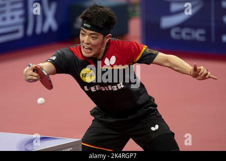 CHENGDU, CHINA - 3. OKTOBER 2022 - Qiu Dang aus Deutschland tritt beim Manns-Gruppenspiel zwischen Deutschland gegen Schukrok Iskandarov aus Usbekistan an Stockfoto