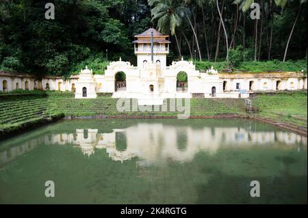 Shri Lakshminarasimha Mandir und Pushkarni. Es wird angenommen, dass Gottheiten in den Tempeln von Veling um das 16.. Jahrhundert gebracht wurden, um die s zu bewahren Stockfoto