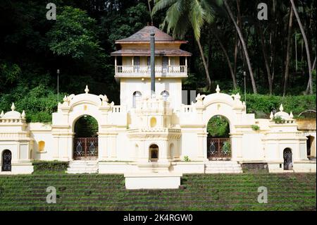 Shri Lakshminarasimha Mandir und Pushkarni. Es wird angenommen, dass Gottheiten in den Tempeln von Veling um das 16.. Jahrhundert gebracht wurden, um die s zu bewahren Stockfoto