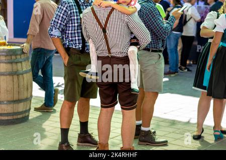 Männer in traditionellen oktoberfestkostümen Stockfoto