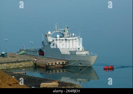 Das Militärschiff KV Svalbard von der norwegischen Küstenwache am jharbour in Longyearbyen, Spitzbergen, Svalbard, Norwegen. Stockfoto