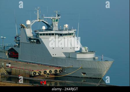 Das Militärschiff KV Svalbard von der norwegischen Küstenwache am jharbour in Longyearbyen, Spitzbergen, Svalbard, Norwegen. Stockfoto