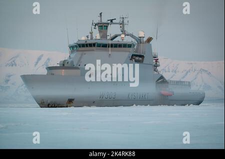 Das Militärschiff KV Svalbard von der norwegischen Küstenwache im Eis von Billefjorden, Spitzbergen, Svalbard, Norwegen. Stockfoto