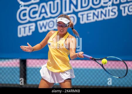 HUA HIN, THAILAND – 4. OKTOBER: Punnin Kovapitukt aus Thailand während der ersten Runde gegen Nefisa Berberovic aus Bosnien und Herzegowina bei der CAL-COMP & XYZPRINTING ITF WORLD TENNIS TOUR 2022 in der TRUE ARENA HUA HIN am 4. Oktober 2022 in HUA HIN, THAILAND (Foto: Peter van der Klooster/Alamy Live News) Stockfoto