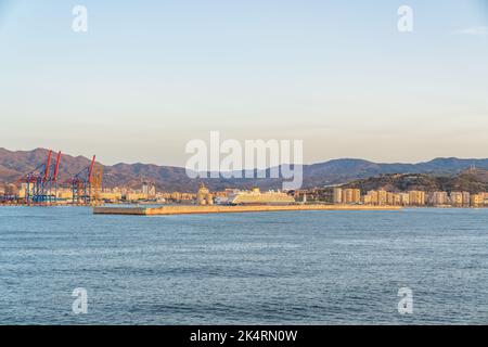 Panoramablick auf die Stadt Málaga und ihren Hafen vom Meer aus Stockfoto