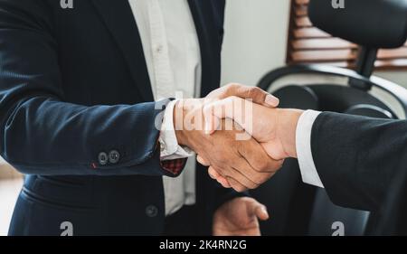 Geschäftsmann Handshake für Teamarbeit der Unternehmensfusion und -Übernahme, erfolgreiche Verhandlungen, zwei Geschäftsmann schütteln Hand mit Partner zu feiern Stockfoto