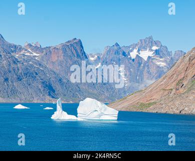 Eine Luftaufnahme des Eisbergs, umgeben von felsigen Bergen im Prince Christian Sound Stockfoto