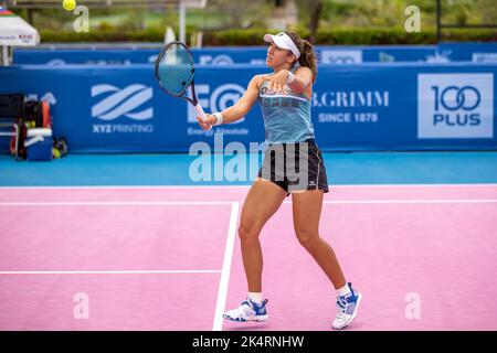 HUA HIN, THAILAND – 4. OKTOBER: Nefisa Berberovic aus Bosnien und Herzegowina während der ersten Runde gegen Punnin Kovapitukt aus Thailand bei der CAL-COMP & XYZPRINTING ITF WORLD TENNIS TOUR 2022 in der TRUE ARENA HUA HIN am 4. Oktober 2022 in HUA HIN, THAILAND (Foto: Peter van der Klooster/Alamy Live News) Stockfoto