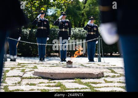 Arlington, Virginia, USA. 27. September 2022. Soldaten des us-Infanterie-Regiments 3D (The Old Guard) unterstützen eine Kranzniederlegung auf dem Grab von Präsident John F. Kennedy in Abschnitt 45 des Nationalfriedhofs von Arlington, Arlington, Virginia, 27. September 2022. Diese Zeremonie findet jährlich statt, um Präsident Kennedys Beiträge zu den US-Armee-Spezialeinheiten zu gedenken, einschließlich der Genehmigung des Green Beret als offizielle Kopfbedeckung für alle US-Armee-Spezialeinheiten und seiner kompromisslosen Unterstützung für das Regiment. Kredit: U.S. Army/ZUMA Press Wire Service/ZUMAPRESS.com/Alamy Live Nachrichten Stockfoto