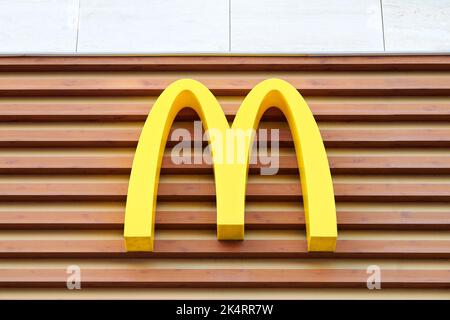 Rostov am Don, Russland - 02.21.2022 - McDonalds-Logo auf der Restaurantbranche, gelbes macdonald-Logo des beliebten Fast-Food-Unternehmens. Markenlogo von Mac donald Stockfoto