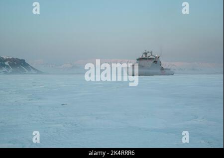 Das Militärschiff KV Svalbard von der norwegischen Küstenwache im Eis von Billefjorden, Spitzbergen, Svalbard, Norwegen. Stockfoto