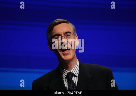 London, Großbritannien. 3. Oktober 2022. Der britische Minister für Wirtschaft, Energie und Industriestrategie, Jacob Rees-Mogg, während der jährlichen Konferenz der Konservativen Partei im International Convention Centre in Birmingham. Bilddatum: Montag, 3. Oktober 2022. Quelle: Isabel Infantes/Empics/Alamy Live News Stockfoto