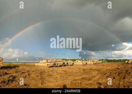 Polen. 20. September 2022. GEISTERTRUPPEN, die 2-7 Kavallerieregiment, 3. Kampfteam der Panzerbrigade, 1. Kavalleriedivision, zugewiesen sind, führen ihre Schützentisch-Zertifizierungen 5 durch, 22. September 2022. Diese Ausbildung gewährleistet die Bereitschaft der Einheiten, in Partnerschaft mit den NATO-Alliierten und den regionalen Sicherheitspartnern kampfglaubwürdige Kräfte bereitzustellen. Kredit: U.S. Army/ZUMA Press Wire Service/ZUMAPRESS.com/Alamy Live Nachrichten Stockfoto