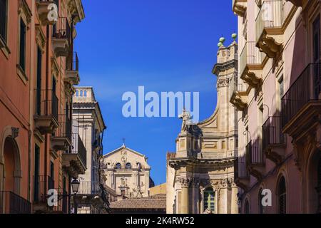 Schöne Landschaftsansicht der Stadt Catania auf der Insel Sizilien, Italien mit verschiedenen Barockkirchen Stockfoto