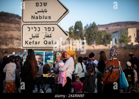 Nablus, Palästinensische Gebiete. 04. Oktober 2022. Israelische rechte Siedler beten, während sie den Haupteingang zur palästinensischen Stadt Nablus im nördlichen Westjordanland blockieren. Quelle: Ilia Yefimovich/dpa/Alamy Live News Stockfoto