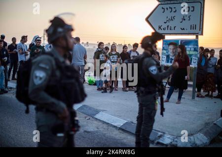 Nablus, Palästinensische Gebiete. 04. Oktober 2022. Israelische rechte Siedler beten, während sie den Haupteingang zur palästinensischen Stadt Nablus im nördlichen Westjordanland blockieren. Quelle: Ilia Yefimovich/dpa/Alamy Live News Stockfoto