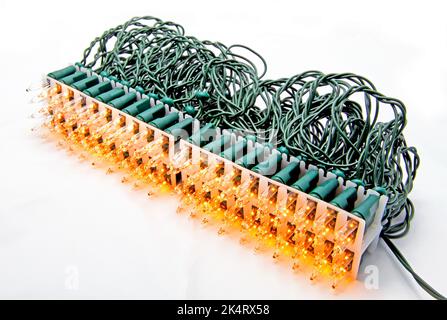 Weihnachtsbeleuchtung auf weißem Hintergrund. Stockfoto