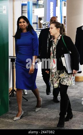 Innenministerin Suella Braverman (links) während der Jahreskonferenz der Konservativen Partei im International Convention Centre in Birmingham. Bilddatum: Dienstag, 4. Oktober 2022. Stockfoto